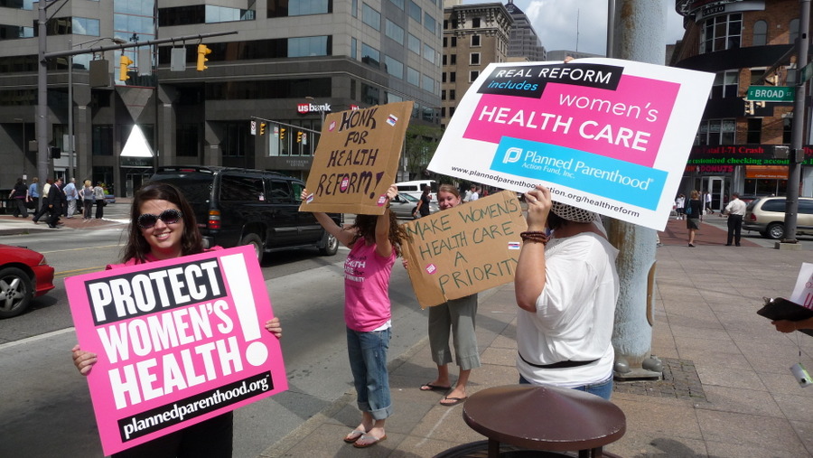 People holding up signs in favor of Planned Parenthood