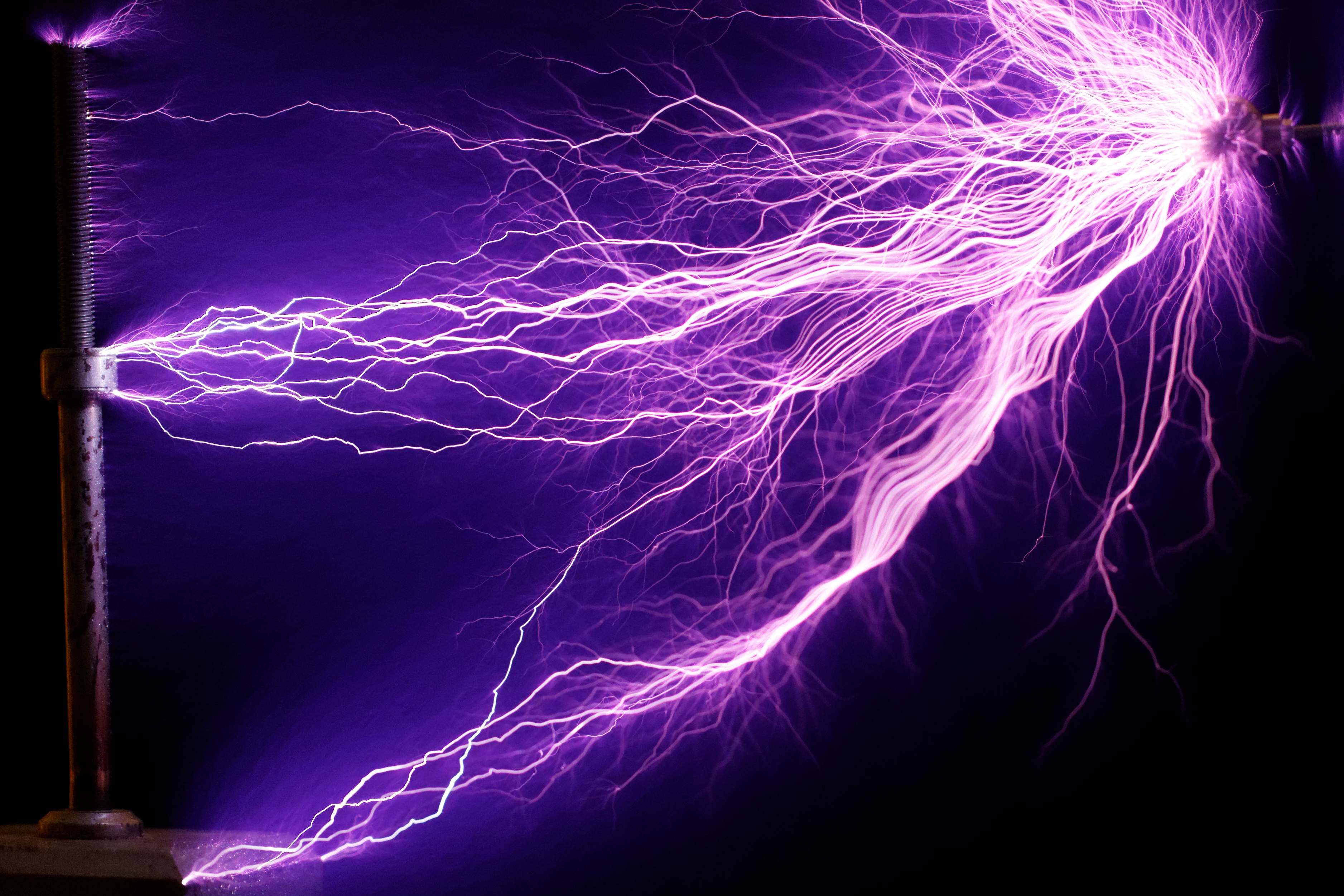 Физики светятся. Электрические разряды Тесла. Трансформатор Тесла. Электрическая Тесла молния. Электрическая катушка Теслы.