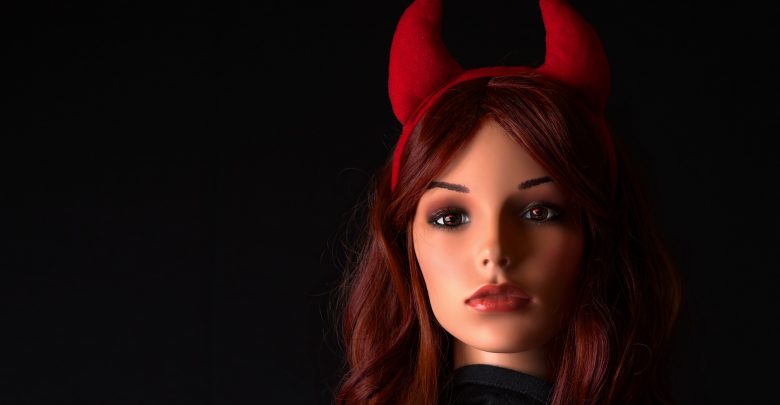 woman in devil horns